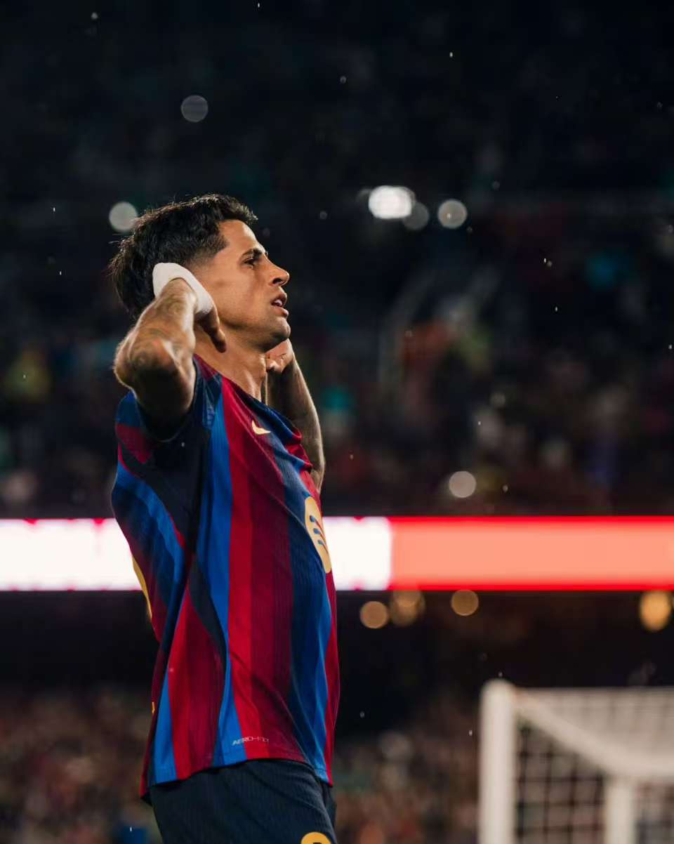 Rood en blauw in de regenachtige nacht: Cancelo brengt zijn 'zwerversziel' terug naar Camp Nou